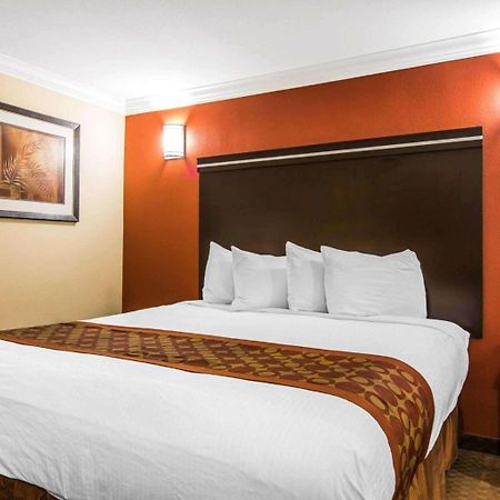 Rodeway Inn & Suites Корона Экстерьер фото