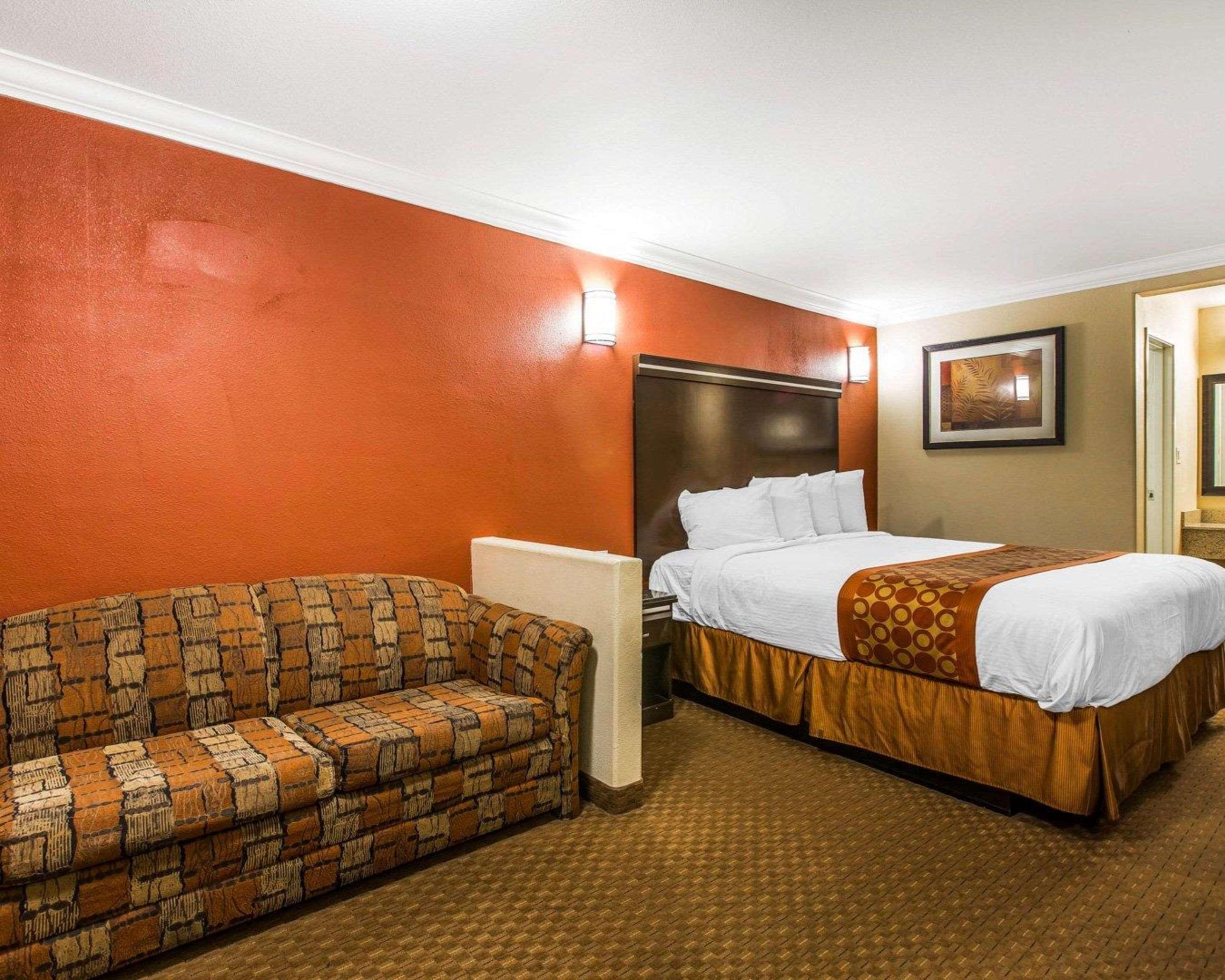 Rodeway Inn & Suites Корона Экстерьер фото