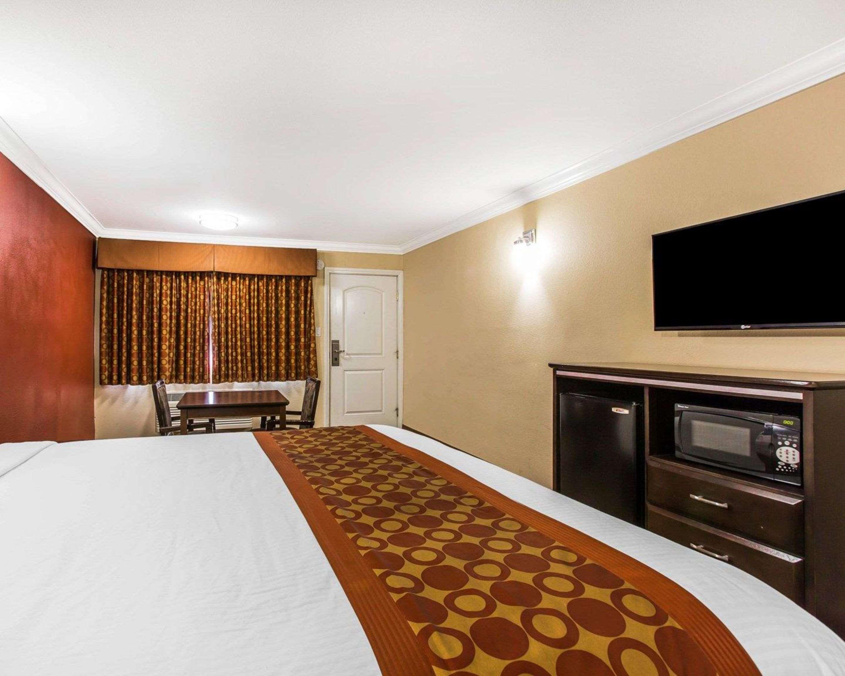 Rodeway Inn & Suites Корона Экстерьер фото