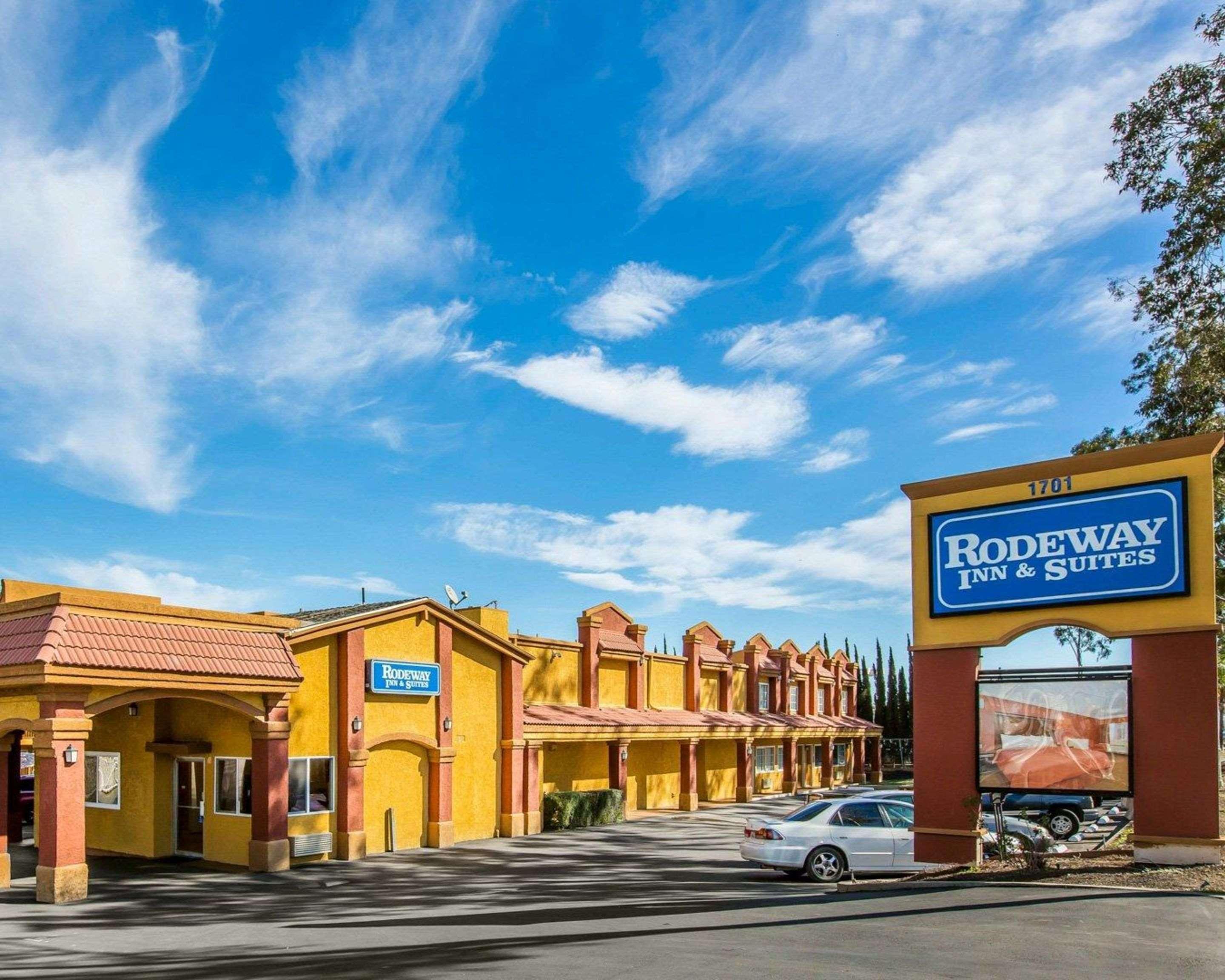 Rodeway Inn & Suites Корона Экстерьер фото