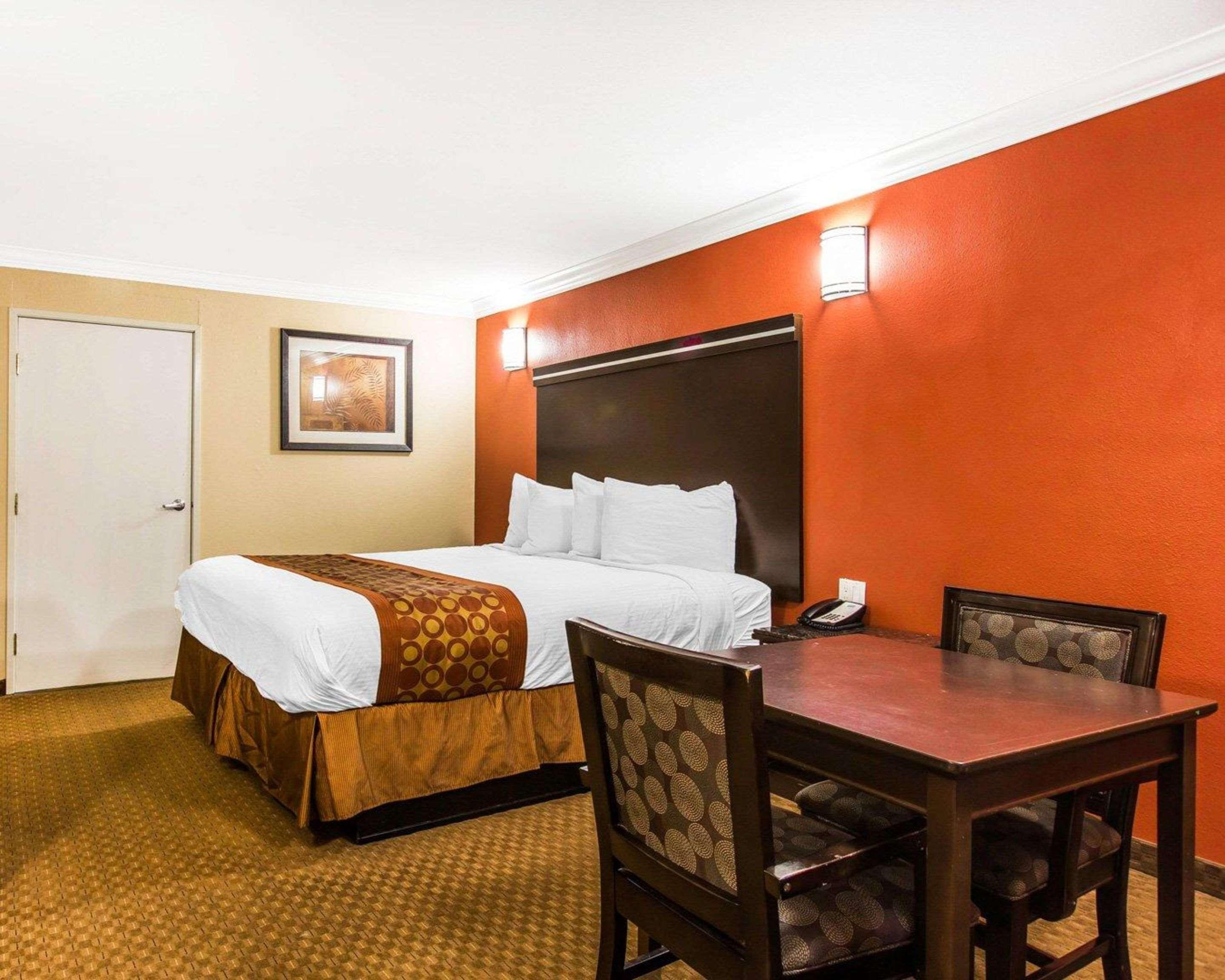 Rodeway Inn & Suites Корона Экстерьер фото