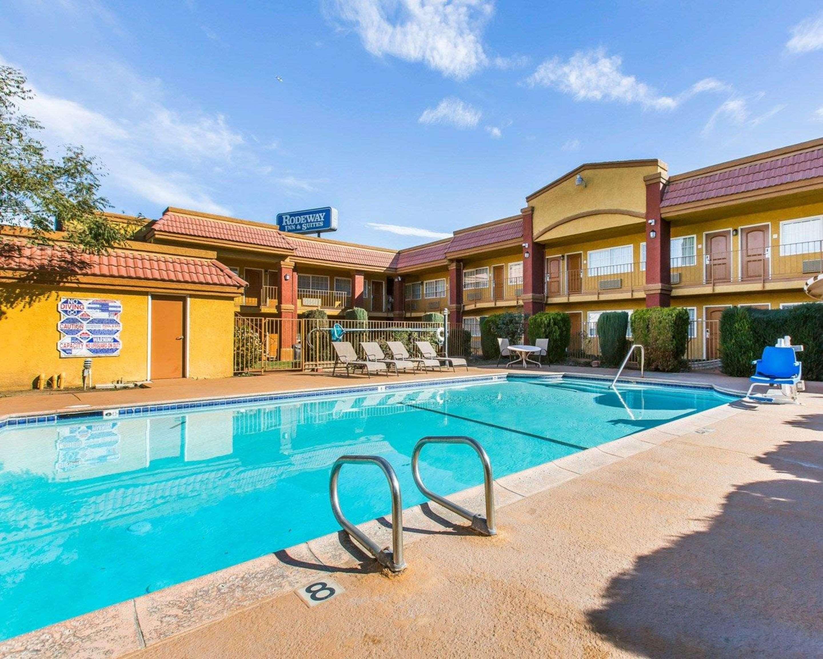 Rodeway Inn & Suites Корона Экстерьер фото
