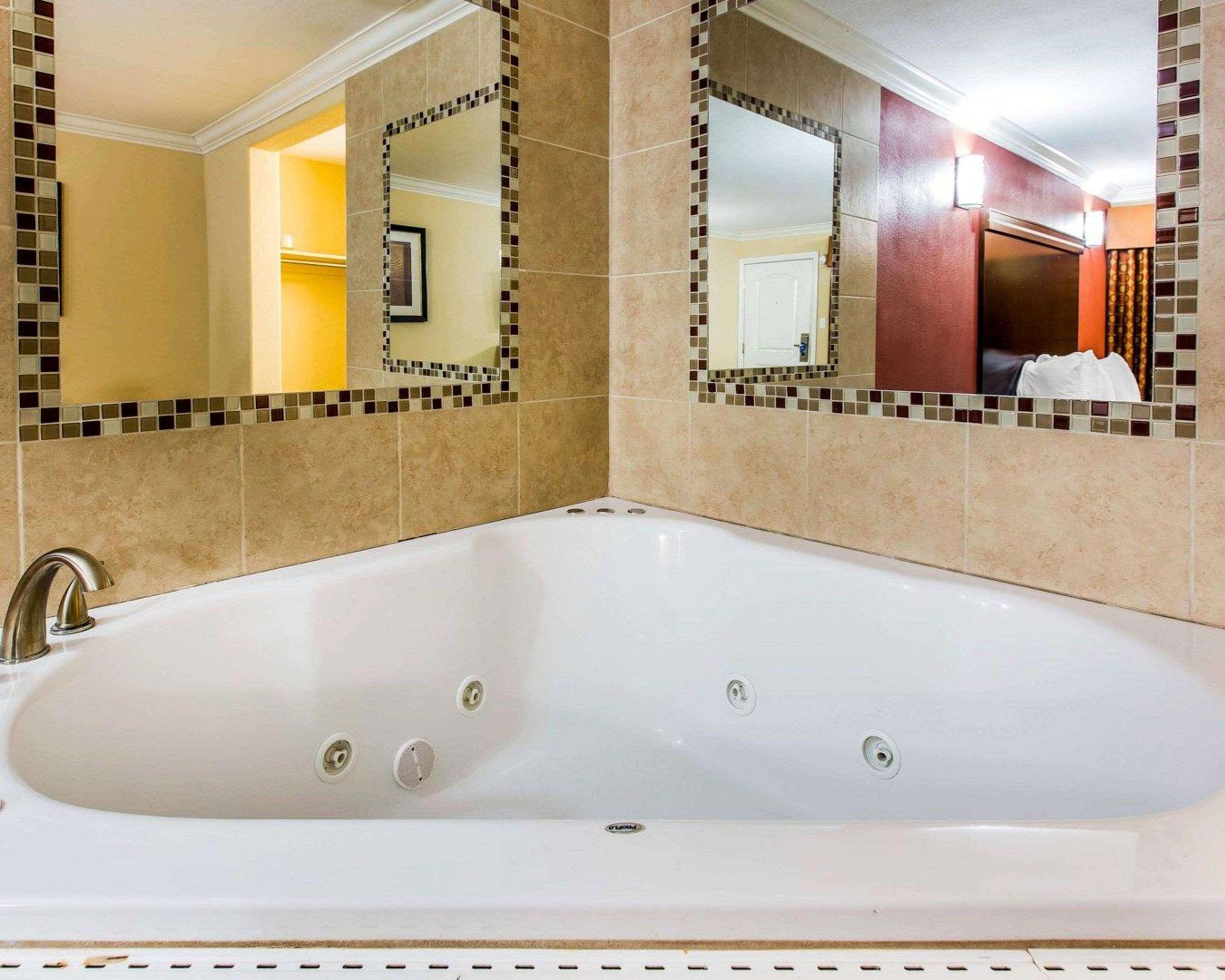 Rodeway Inn & Suites Корона Экстерьер фото