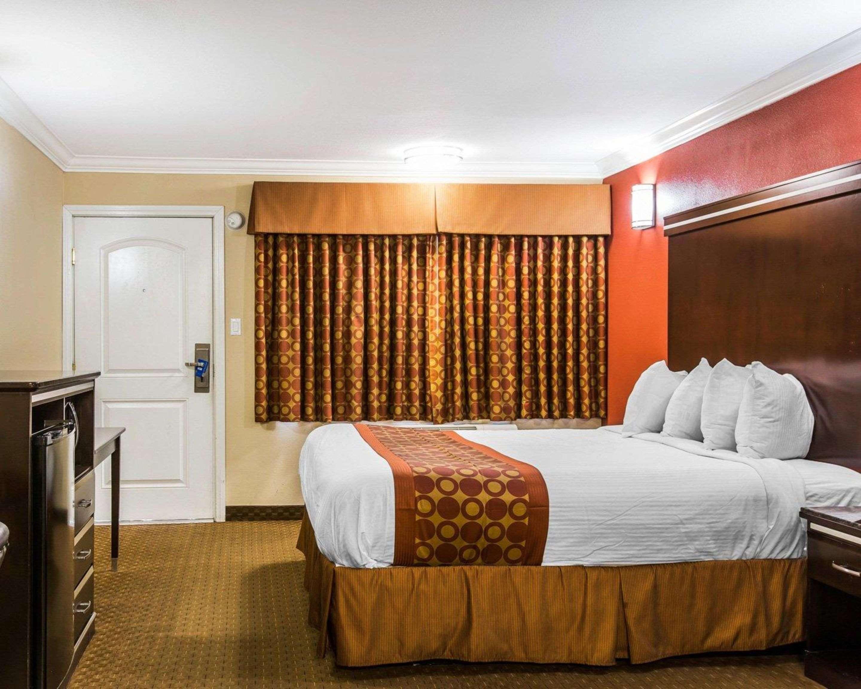 Rodeway Inn & Suites Корона Экстерьер фото