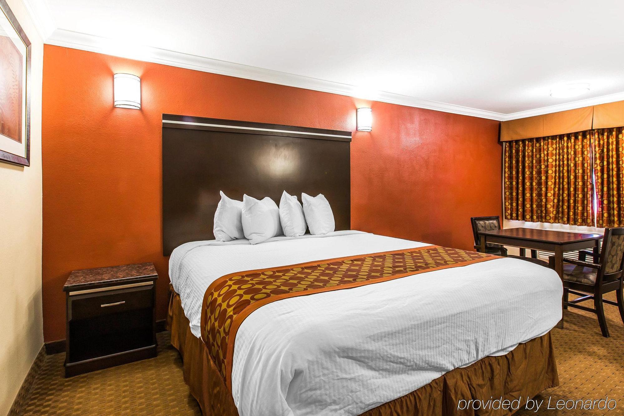 Rodeway Inn & Suites Корона Экстерьер фото
