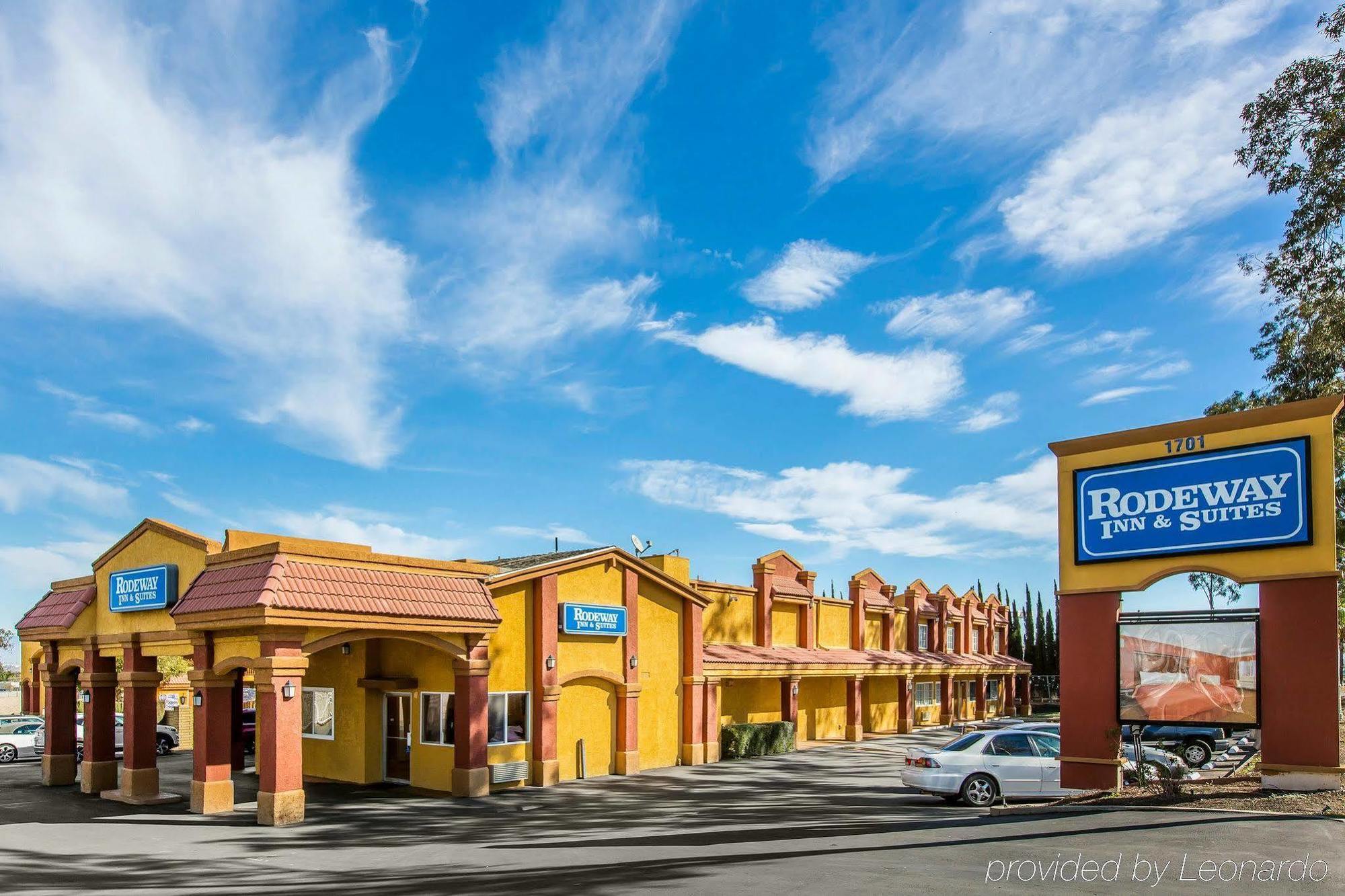 Rodeway Inn & Suites Корона Экстерьер фото