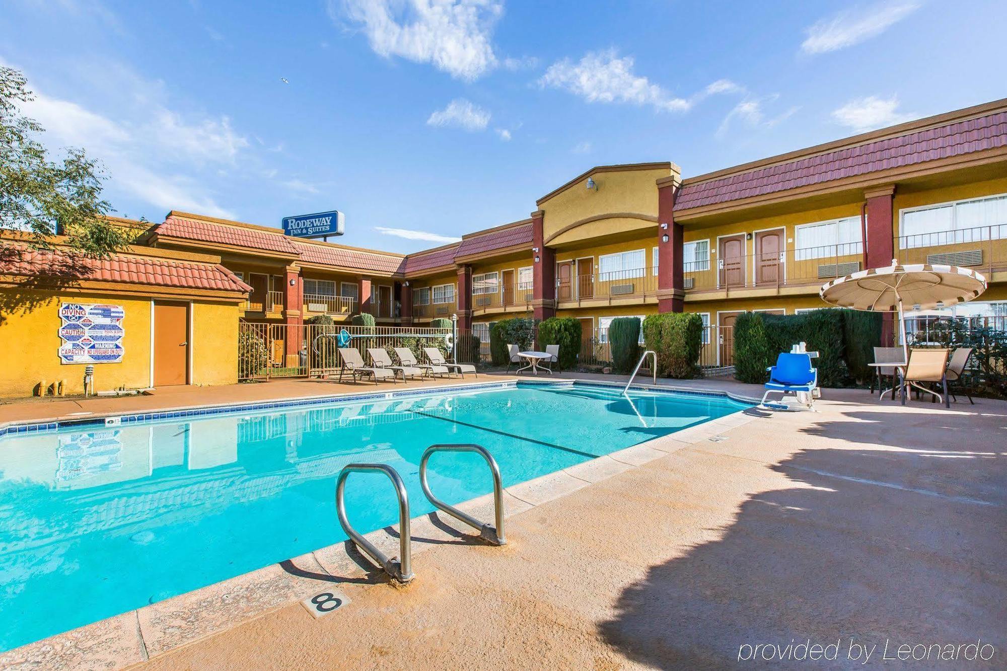 Rodeway Inn & Suites Корона Экстерьер фото