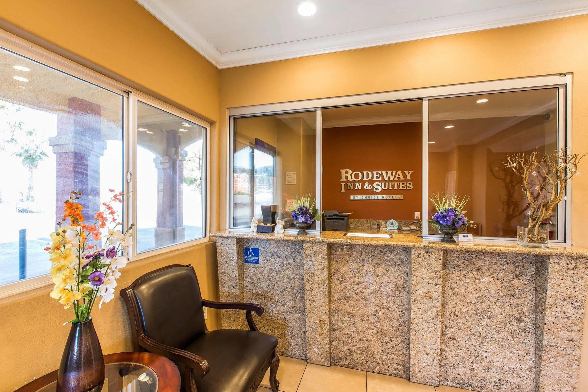Rodeway Inn & Suites Корона Экстерьер фото