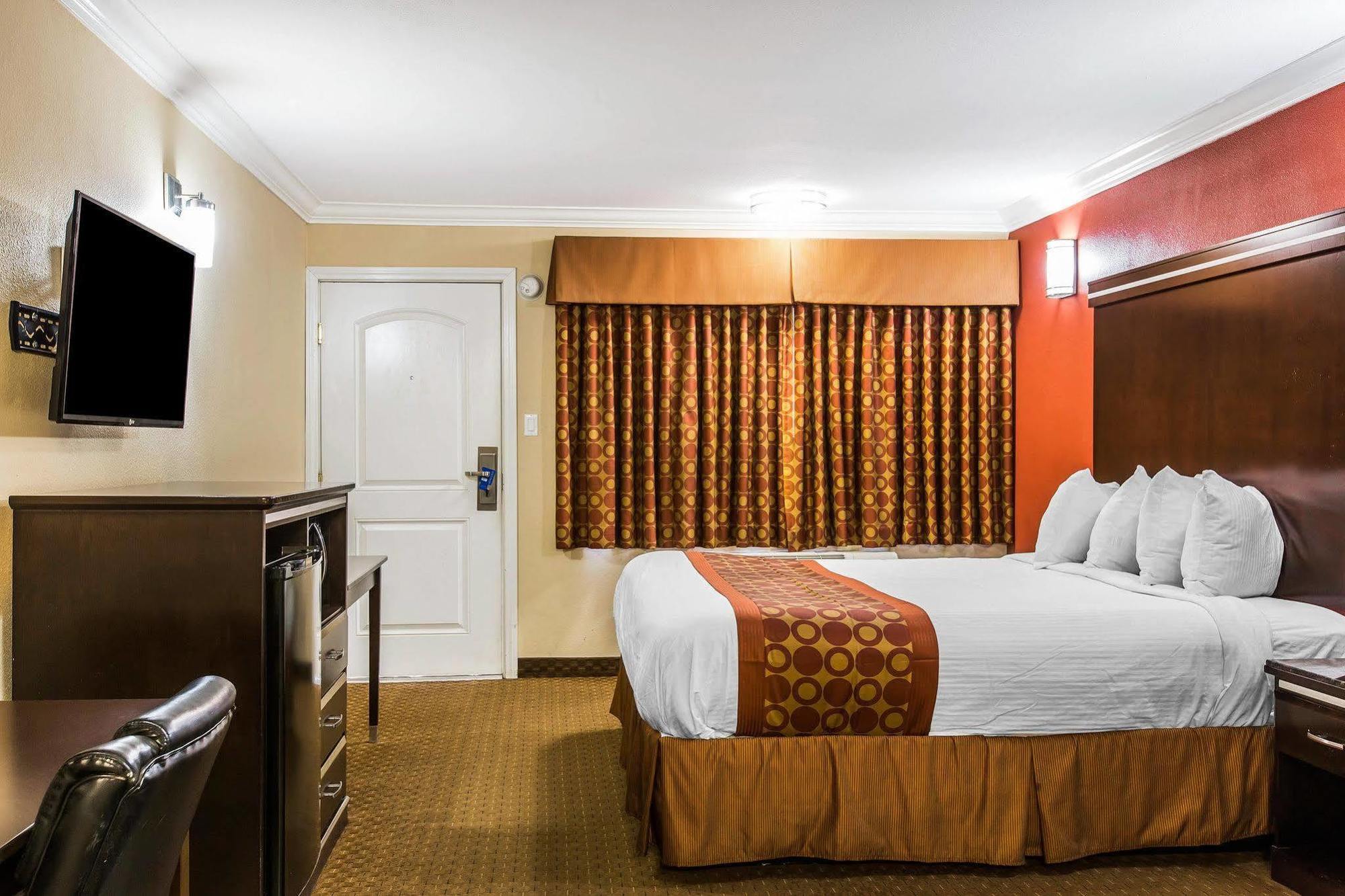 Rodeway Inn & Suites Корона Экстерьер фото